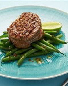 Стейк на гриле с французским зеленым горошком