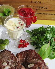 Стейк с летним трио соусов для девочек