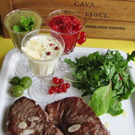 Рецепт стейка с летним трио соусов для девочек