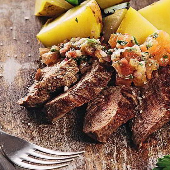 Рецепт стейка с соусом и печеным картофелем