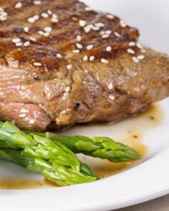 Стейк со спаржей