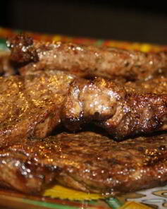 Стейки из мраморной говядины на решетке на мангале