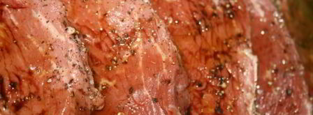 стейки из мраморной говядины на решетке на мангале. Шаг 3