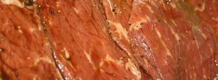 стейки из мраморной говядины на решетке на мангале. Шаг 4