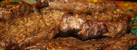 стейки из мраморной говядины на решетке на мангале. Шаг 7