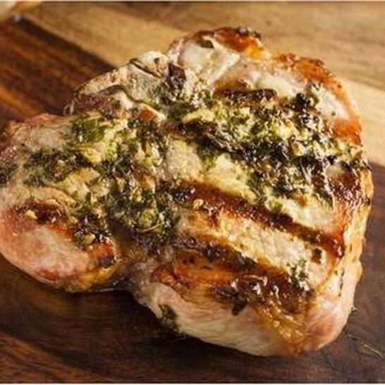 Рецепт свиного стейка на гриле в травяном маринаде