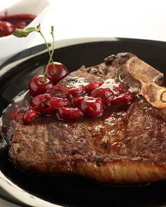 Вишневый соус и стейк ти-бон