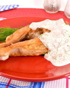 Жареные стейки толстолоба со сметанно-томатным соусом