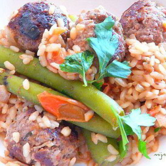 Рецепт испанских пикантных тефтелей с рисом и стручковой фасолью