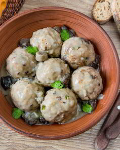 Нежные тефтели в грибном соусе