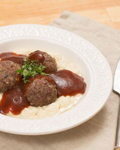 Тефтели из утки с пюре из корня сельдерея и яблочным соусом