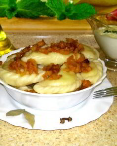 Домашние вареники со сметанно-чесночным соусом и шкварками