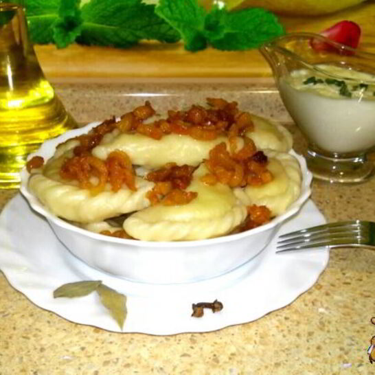 Рецепт домашних вареников со сметанно-чесночным соусом и шкварками