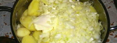 домашние вареники со сметанно-чесночным соусом и шкварками. Шаг 4