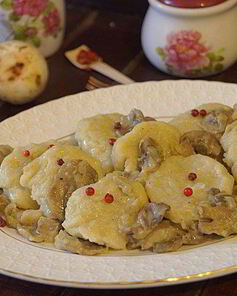 Ленивые картофельные вареники с соусом из шампиньонов