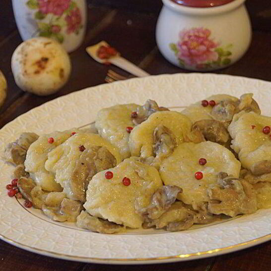 Рецепт ленивых картофельных вареников с соусом из шампиньонов