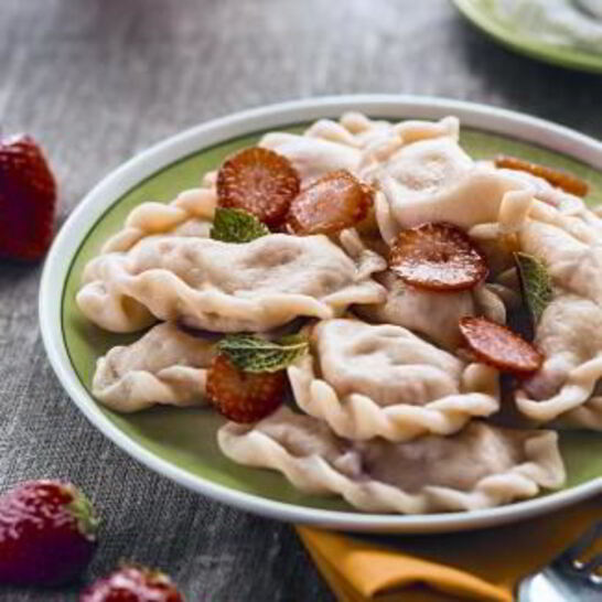 Рецепт паровых вареников с клубникой