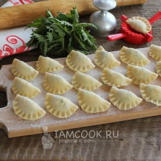 Рецепт вареников с крапивой, творогом и сыром