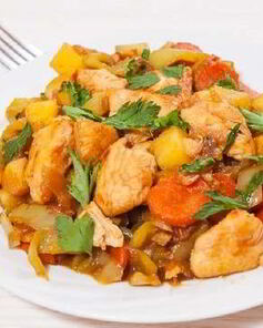 Сочное жаркое из курицы с овощами
