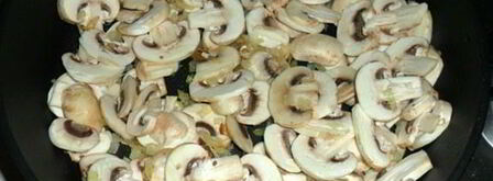 жаркое из курицы с грибами и картофелем в горшочках. Шаг 4