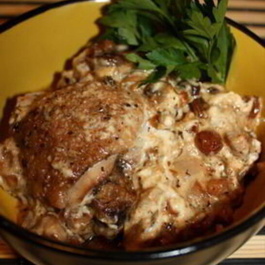 Рецепт жаркого из курицы с изюмом в горшочках