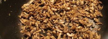 куриные зразы с грибами и гречкой и овощное соте на гарнир. Шаг 5