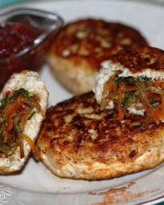 Куриные зразы с морковью и луком