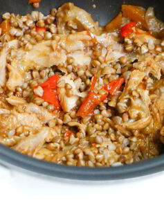 Гречка с курицей в мультиварке в томате