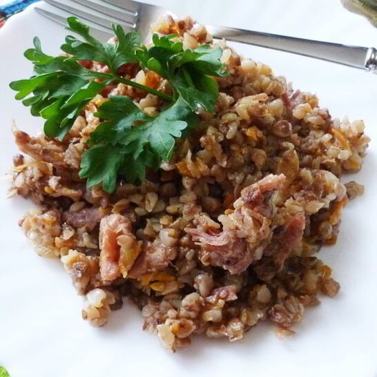 Рецепт гречки с овощами и мясной тушенкой
