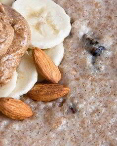 Каша из полбы с изюмом и миндальной пастой