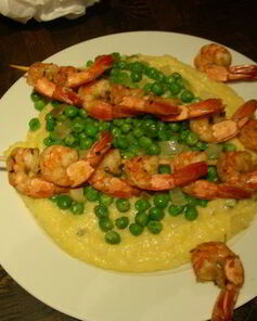 Нежная полента с хрустящим горошком и запеченными креветками