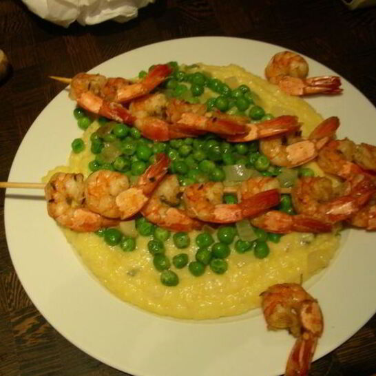 Рецепт нежной поленты с хрустящим горошком и запеченными креветками