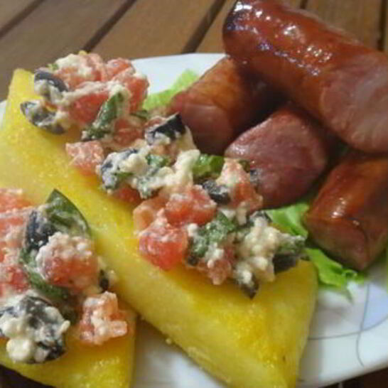 Рецепт пикантной поленты с копченными колбасками