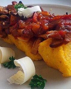 Полента с грибным рагу и овощами