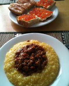 Полента с мясным соусом