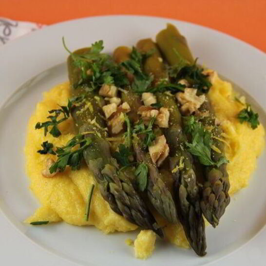 Рецепт поленты со спаржей, голубым сыром и грецкими орехами