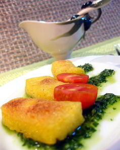 Запеченная полента с песто