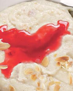 Бубертс — манная каша со взбитыми яйцами под клюквенным соусом