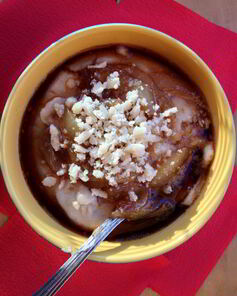 Грушевая манная каша с крошкой марципана и грушей в сиропе