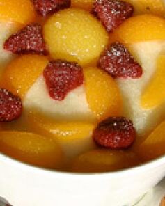 Гурьевская каша, украшенная фруктами