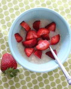 Кокосовая манная каша с клубникой