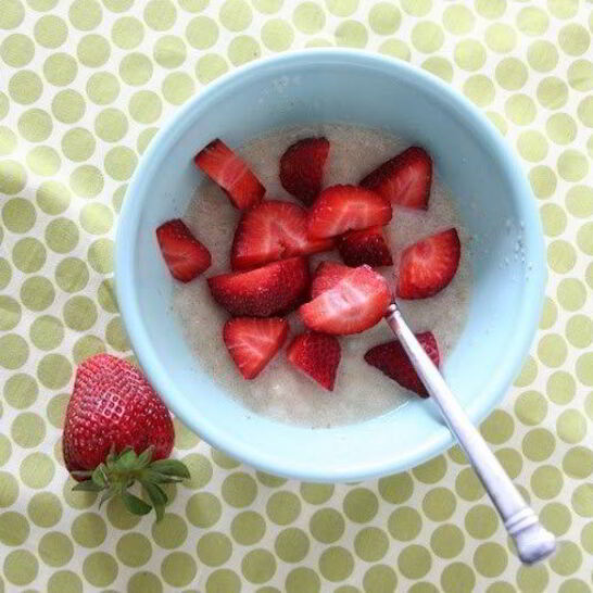 Рецепт кокосовой манной каши с клубникой