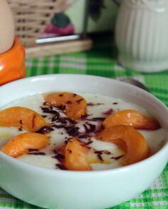 Манная каша с абрикосами, шоколадом и клубничным сиропом