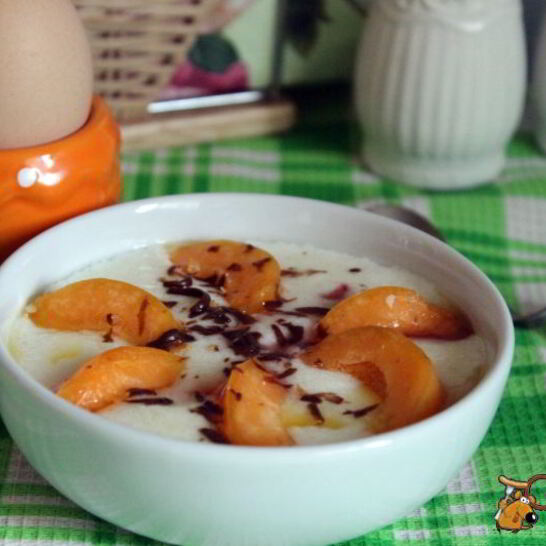 Рецепт манной каши с абрикосами, шоколадом и клубничным сиропом