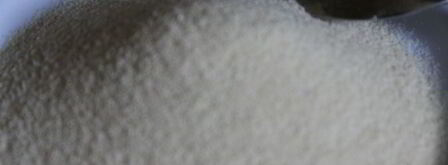 манная каша с абрикосами, шоколадом и клубничным сиропом. Шаг 3