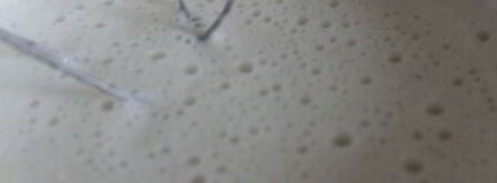 манная каша с абрикосами, шоколадом и клубничным сиропом. Шаг 4