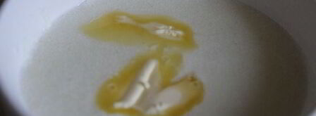 манная каша с абрикосами, шоколадом и клубничным сиропом. Шаг 6