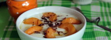 манная каша с абрикосами, шоколадом и клубничным сиропом. Шаг 8