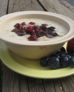 Манная каша с белым и темным шоколадом и вяленой вишней