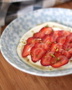 Манная каша с клубникой и розовой водой